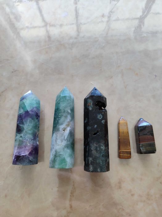 Conjunto de 5 obeliscos de pedra natural.