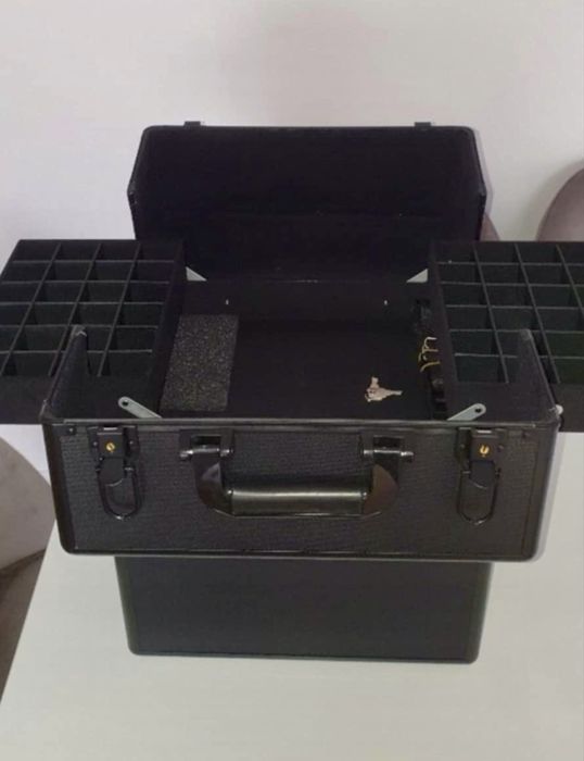 Kufer kosmetyczny XXL czarny na kosmetyki i lampę z paskiem