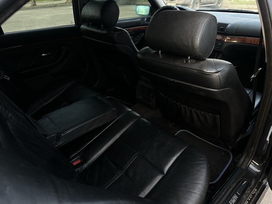 Черная BMW E39 ГАЗ Бензин