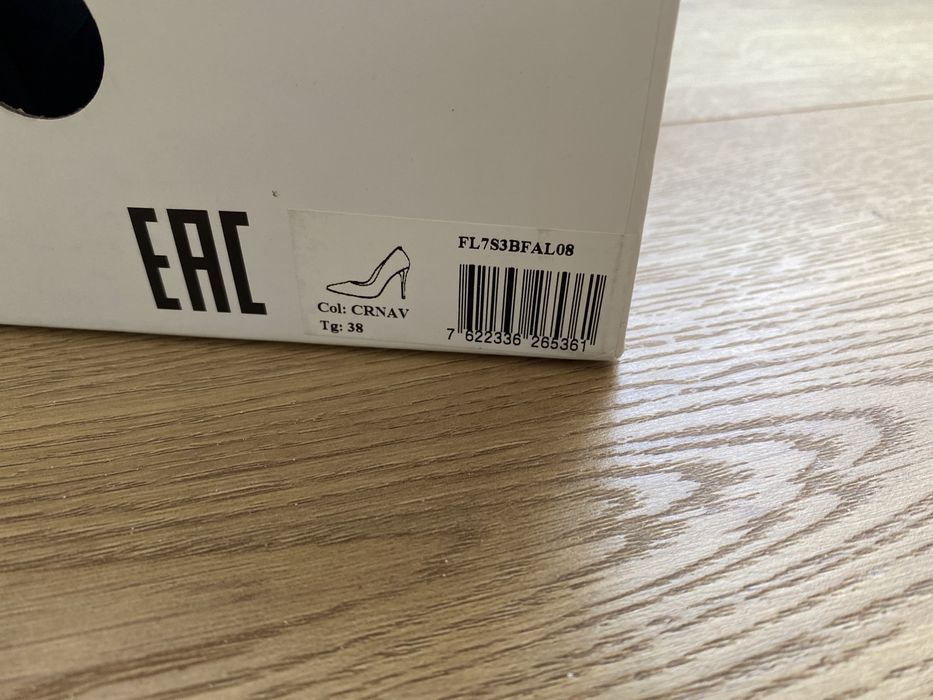 Szpilki Guess r 38