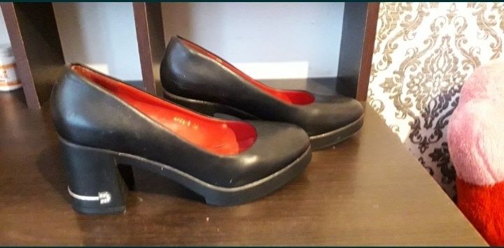 Чёрные туфли на каблуке