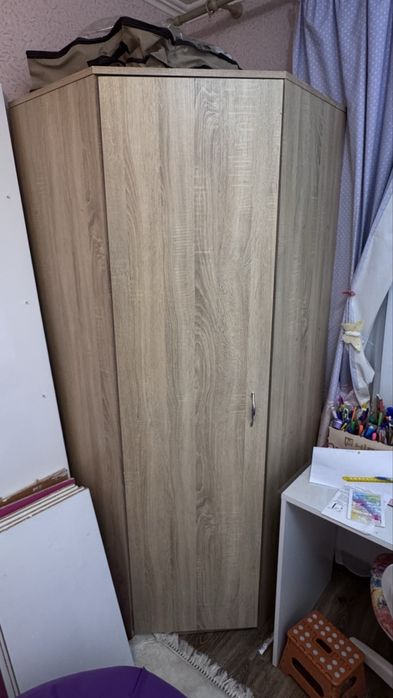 Шкаф угловий, вмісткий