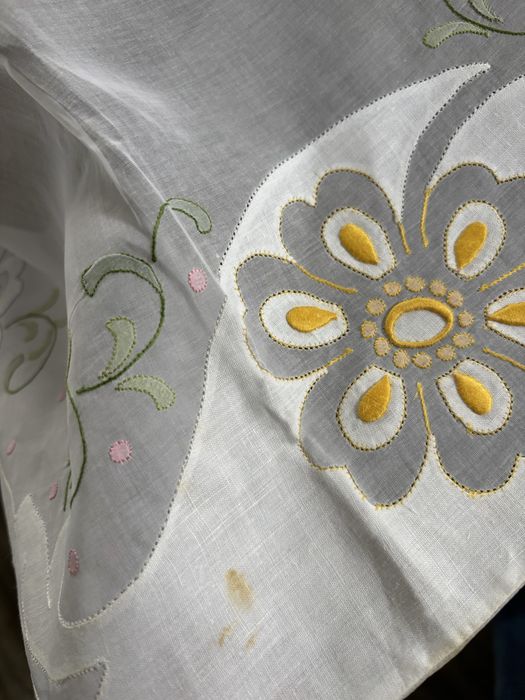 Toalha de mesa em linho e organdy com bordado da Madeira