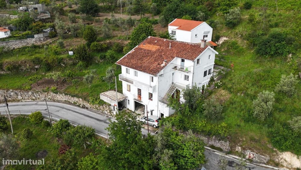 Casa dividida em 3 apartamentos com garagem