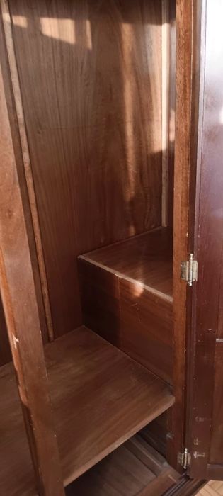 Guarda fatos em bom estado