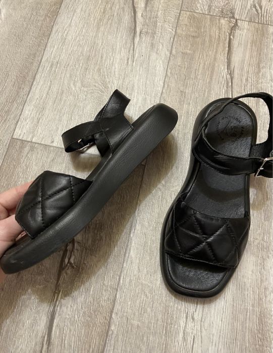 Босоніжки, вдягала 2 рази Шкіра!!