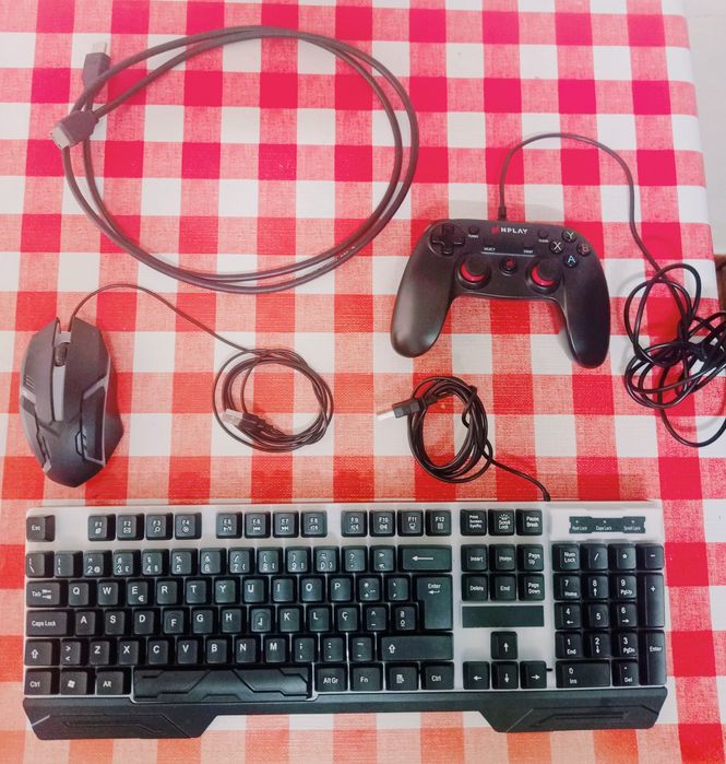 PC GAMING I3 10105F + MESA E ACESSÓRIOS