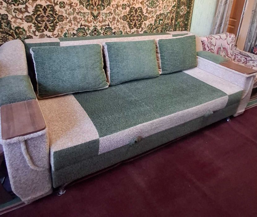 Продам диван прямий, вживаний, у гарному стані за 4000 грн.