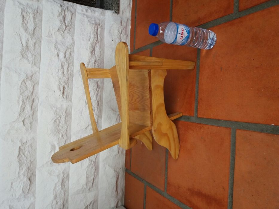 Cadeira de madeira pequena