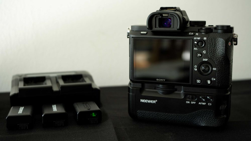 Sony A7II (Corpo) + Grip + 3 Baterias + carregador duplo + alça