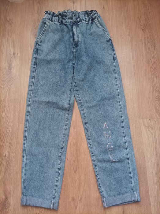 Джинси з розписом на карманах