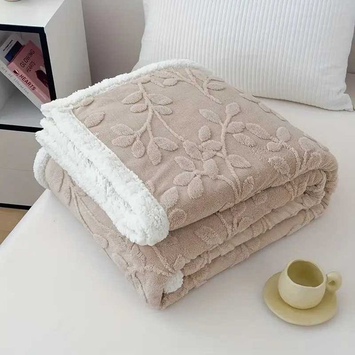 Гарний плед 200х230 см бежевого кольору з декором гілочки