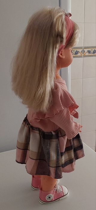 BONECA LINDA ANTIGA EM PLÁSTICO RIGIDO.Casa,Quarto,Sala,Colecção.