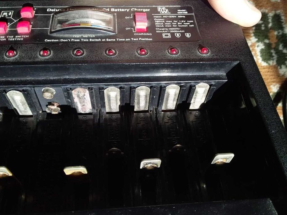 Зарядное устройство для батареек и аккумуляторов