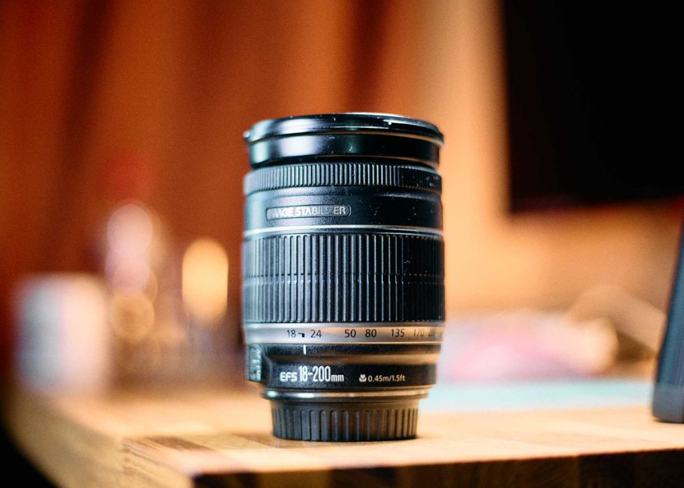 Canon EF-S 18-200mm f/3.5-5.6 IS | Об'єктив