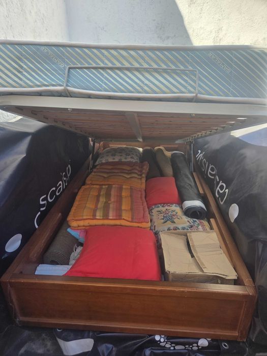 Cama solteiro semi-nova