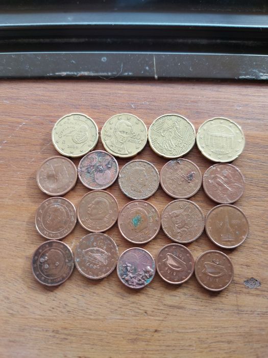 Moedas com defeito diferentes e de vários países