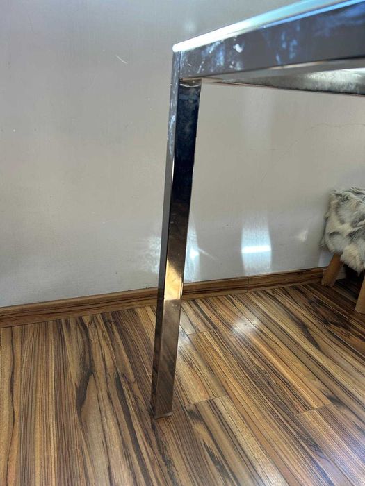 Mesa com tampo de vidro com 6 cadeiras