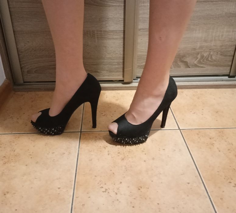 Śliczne zamszowe buty na obcasie i platformie, rozmiar 37,