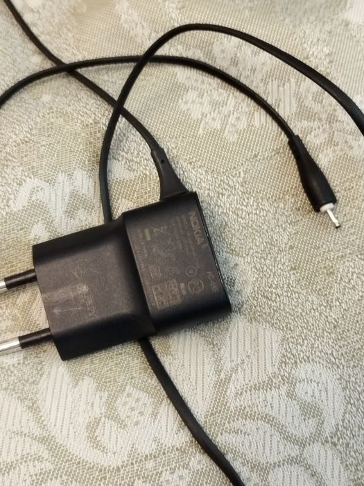 Dwie ładowarki Nokia z cienkim bolcem