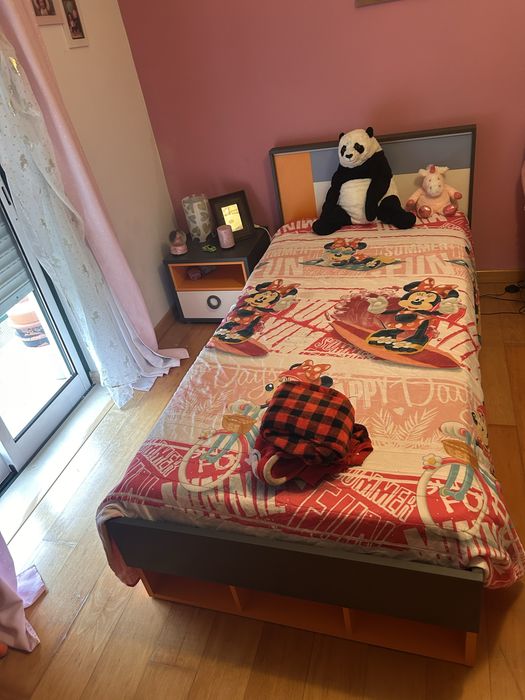 Quarto juvenil completo – cama, colchão, mesinha, armário e cómoda