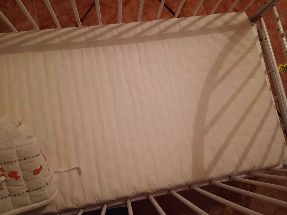 Cama de grades com rodas + colchao IKea