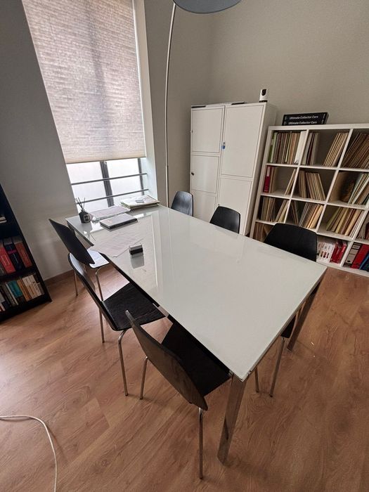 Duas secretárias grandes de vidro