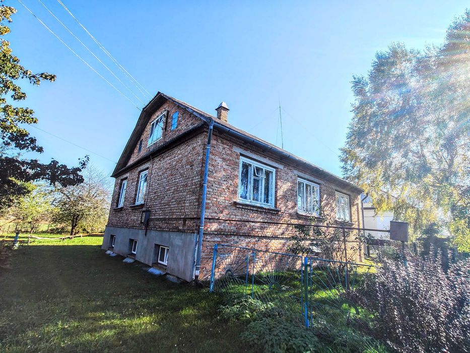 Добротний цегляний будинок з усіма зручностями в с.Плоска