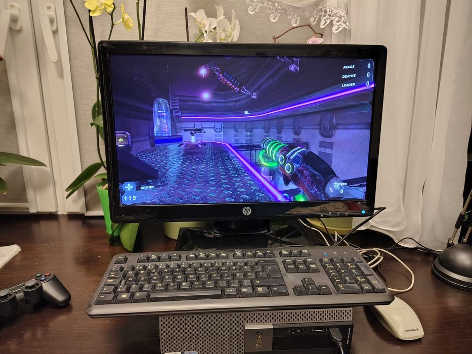 Zestaw Komputerowy 4GB 250GB LCD 22 Commodore OS (retro gry) + Pad