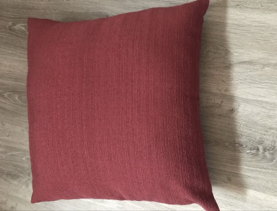 Vendo 3 tapetes bordô e 2 almofadas iguais