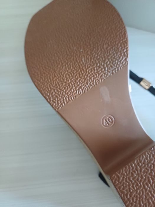 Sandálias novas de plataforma