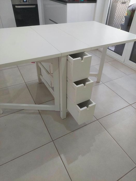 Mesa branca com abas rebatíveis