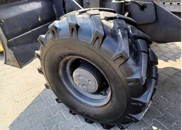 -7%, Kолісний екскаватор Case WX148