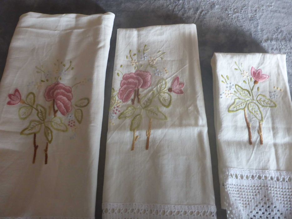 Linho Puro - 3 requintadas toalhas casa banho, bordado floral manual