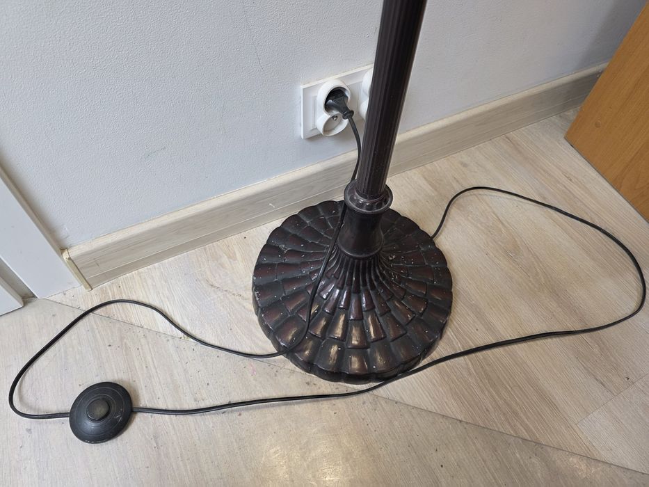 Duża lampa podłogowa Tiffany – piękny witraż kwiatowy, stabilna