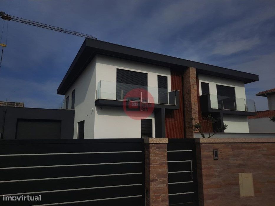 Moradia T3 , em fase de construção em Macieira de Rates