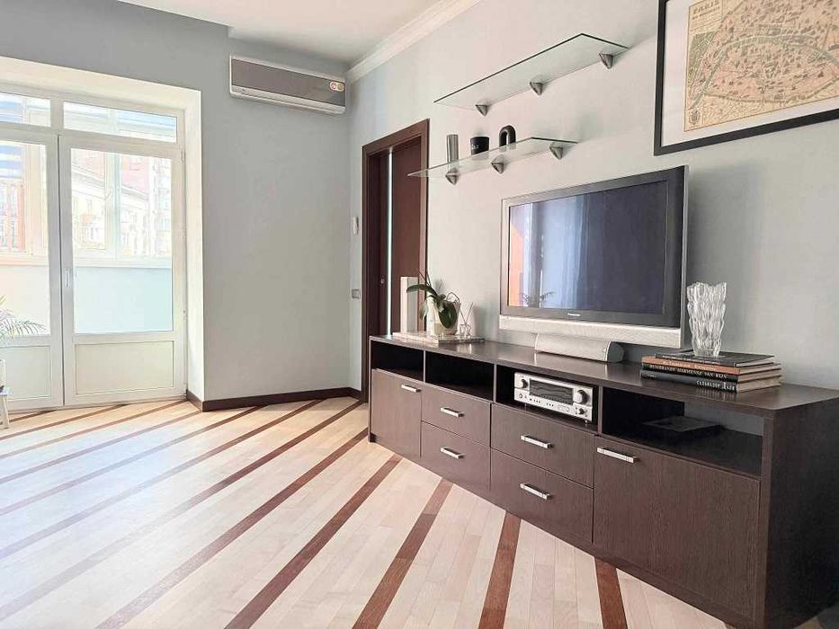 Чорновола 25, тиха, простора, затишна 2к, висота стелі 3м.