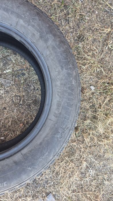 Продам зимові шини 225x65x17