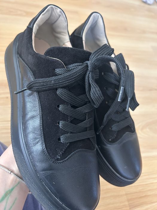 Шкіряні кросівки