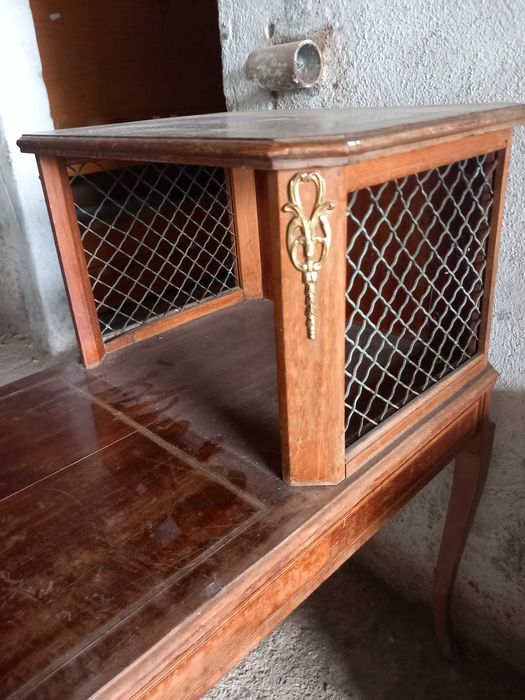 Mesa Luís XV, pernas cabriolé, rede latão, sec XIX