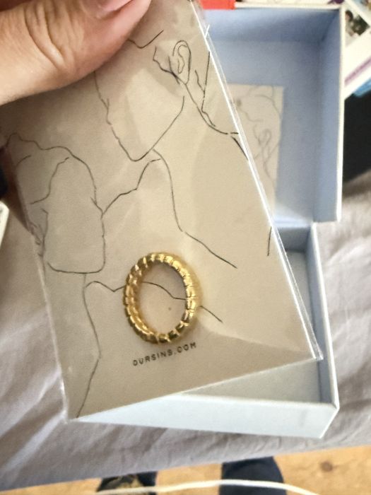 Conjunto de 2 anéis dourados NOVOS com CAIXA e FATURA