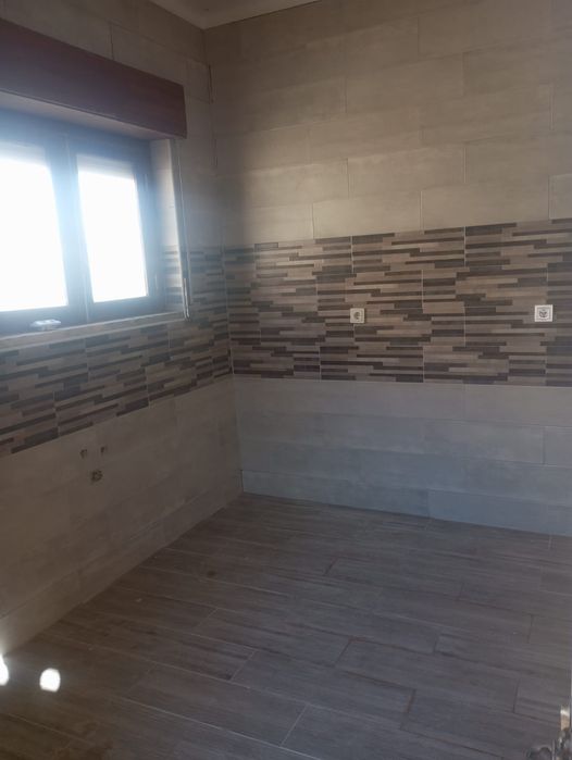 "Serviços de Pedreiro*  Canalização e Elétrica pintura Ladrilho Etc...