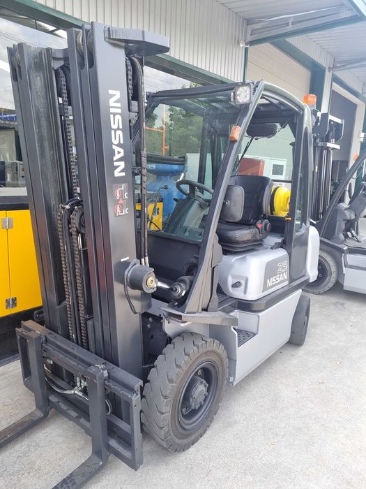 Empilhador NISSAN a gás como novo