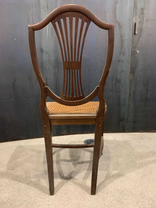 Cadeira antiga vintage em Madeira e palha