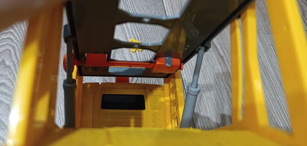 Машинка-евакуатор інерційна