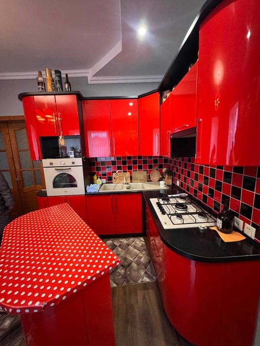 Домоволодіння з магазином у с. Брусниця