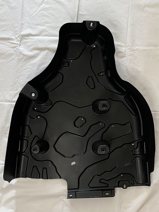 Proteção / Resguardo da cavidade da roda sobresselente. Peugeot 5008