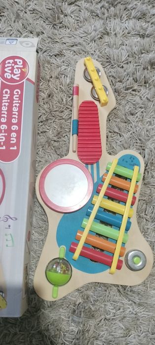 Guitarra e xilofone de madeira para crianças