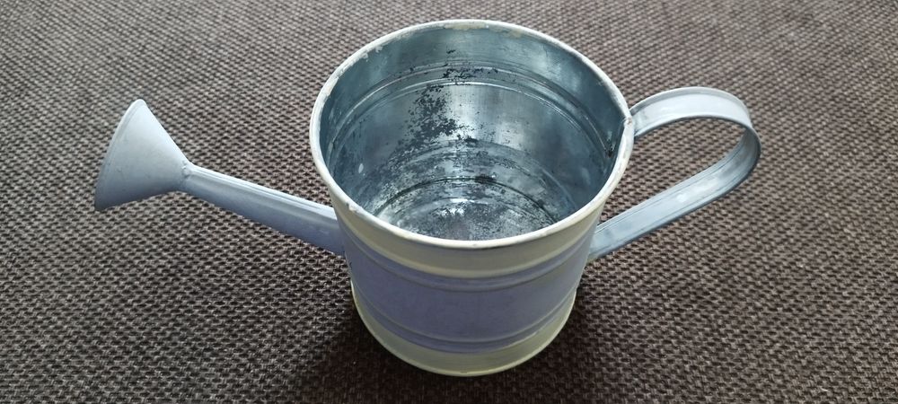 Osłonka metalowa. Konewka. Nowe