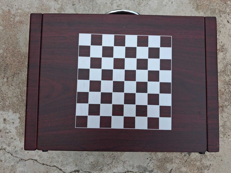 Conjunto 2-em-1 Xadrez e Kit de Vinho em Maleta Garrafeira de Madeira